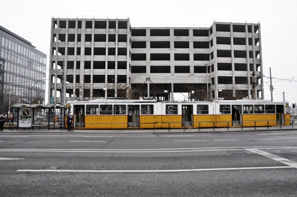 ...oder nicht fertig gestellte Bauprojekte. Die Wirtschaftskrise hält Investoren fern und schafft Freiräume, in denen sich die Jungen und Kreativen der Stadt verwirklichen. ...oder nicht fertig gestellte Bauprojekte. Die Wirtschaftskrise hält Investoren fern und schafft Freiräume, in denen sich die Jungen und Kreativen der Stadt verwirklichen.