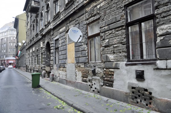 ...der Putz fängt an zu bröckeln und die letzten Pinselstriche scheinen schon Jahre zurück zu liegen. Bei genauerem Hinsehen sieht man noch Einschusslöcher, Narben der vergangenen Kriege. Budapest, Josefstadt