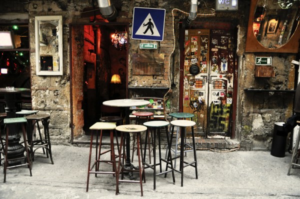 In Ruinen haben die jungen Kreativen aus dem Nichts, legendäre Pubs erschaffen. Deren Mobiliar meist alte Turngeräte und ausrangierte Wohnaccessoires sind. Budapest, Ruinenpubs