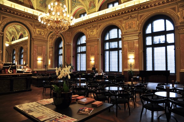 Unser erster Morgen beginnt in einem der Wohnzimmer der Stadt – einem Kaffeehaus. Nach dem die Kaffeehauskultur im Kommunismus fast zum erliegen kam, wird heute probiert an alte Traditionen wieder anzuknüpfen. Budapest, Kaffeehaus