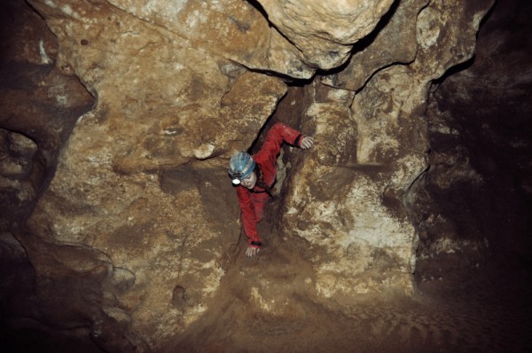 ...und durchqueren seitlich schmale Spalten. Caving