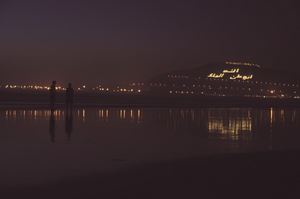 Das neue Stadtzentrum hat anstelle von kleinen Gassen, breite Straßen und Bürgersteige, moderne Bauten und eine großzügig angelegte Strandpromenade. Von der Promenade aus blickt man auf den leuchtenden Schriftzug: Gott, Vaterland, König